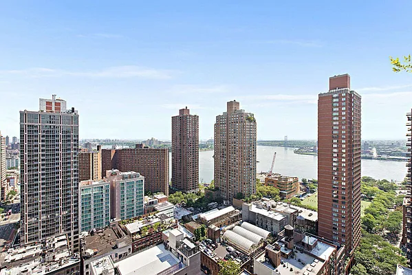 Rented by Keller Williams NYC | media 16