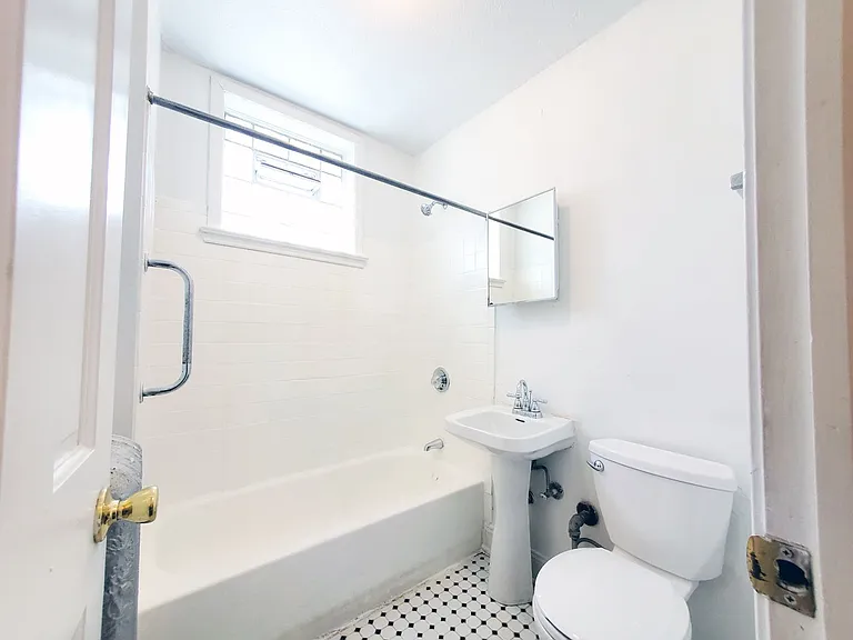 Lee-Yorkshire Apartments — Photo 16
