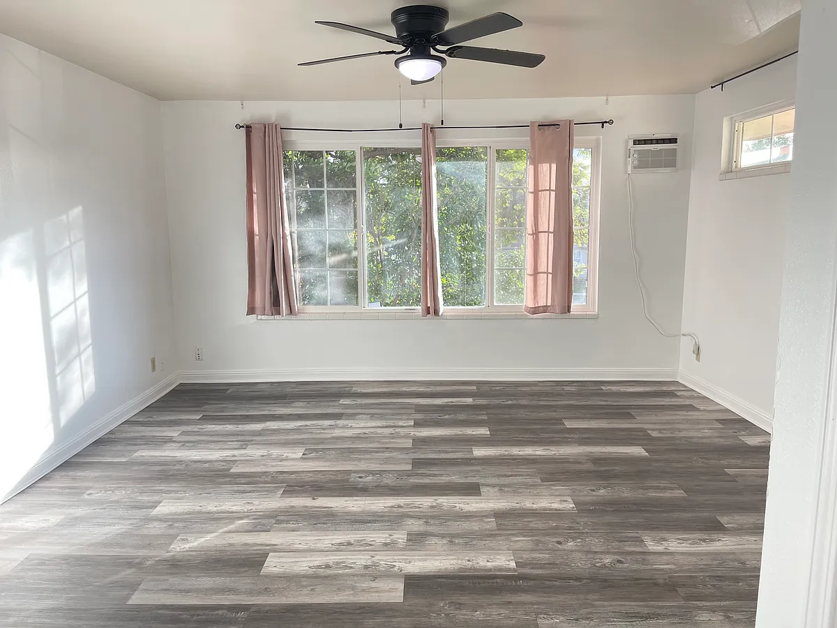 Building Photo - Luray Cir