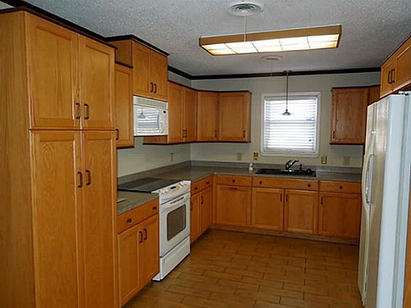 4th image of 2249 Greenbriar Dr