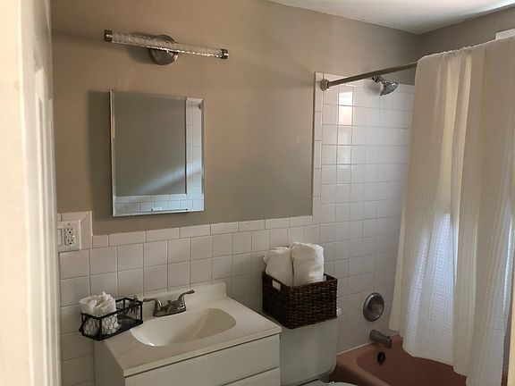 3rd image of 3863 Farnam St APT 5