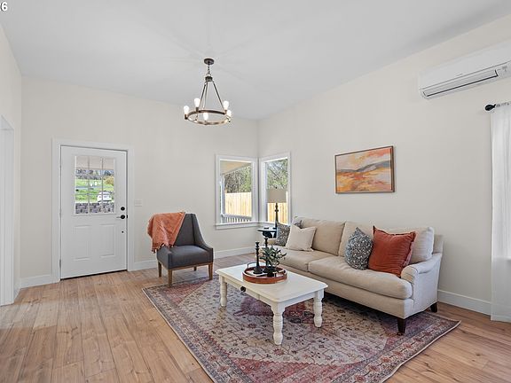 4th image of 726 SW 22nd St