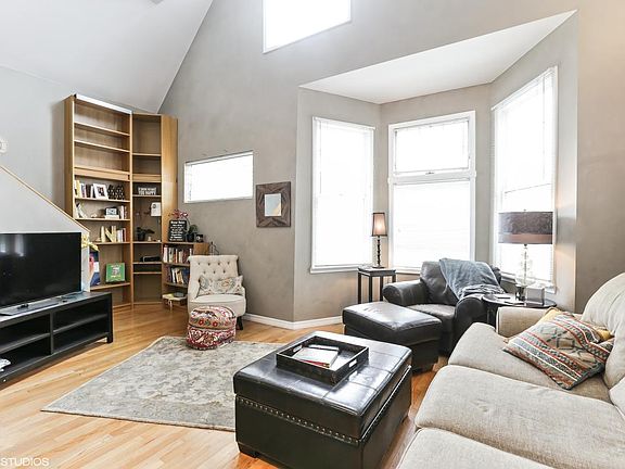 2nd image of 3636 N Hermitage Ave #3