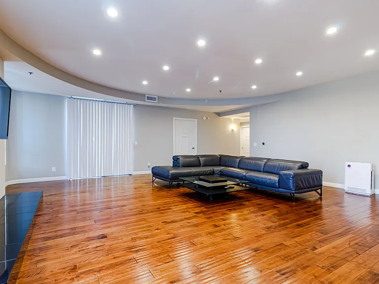 326 Westminster Ave #Penthouse 404 — Photo 5