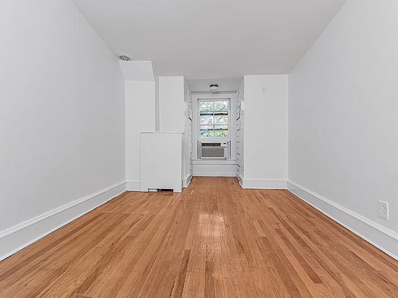 4th image of 24 Washington Sq N APT 4R