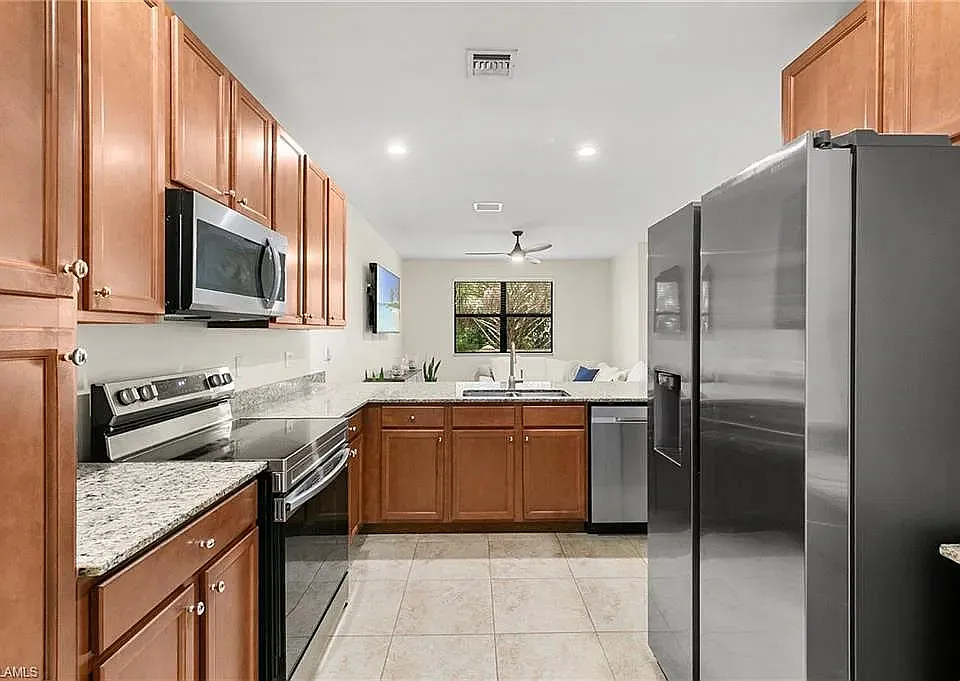 3 bed, 2.5 bath, 1945 sqft, $2,700 — Photo 2