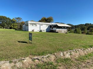 Hill St, Hinton, WV 25951