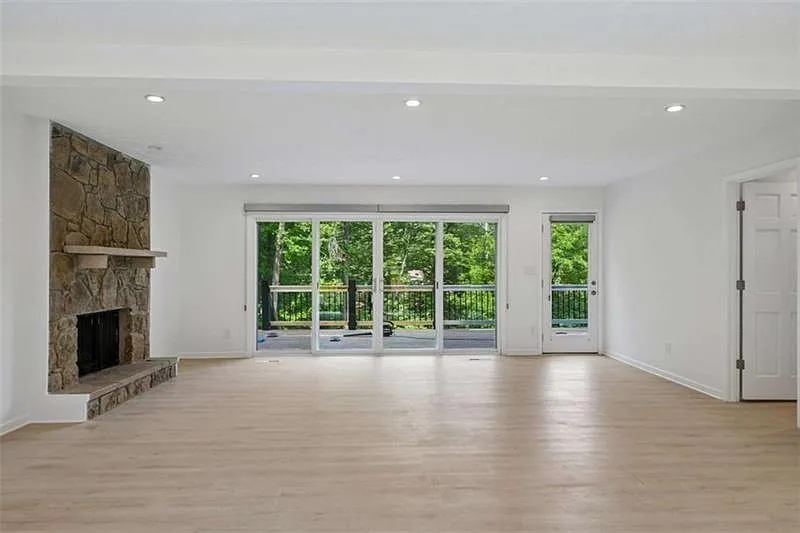 5 bed, 3.5 bath, 2696 sqft, $3,750 — Photo 3