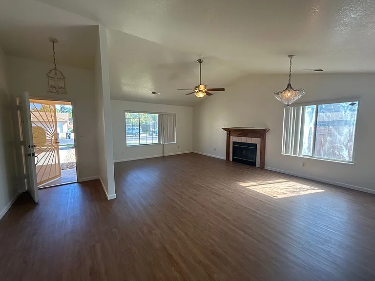 1589 Joett Dr — Photo 3