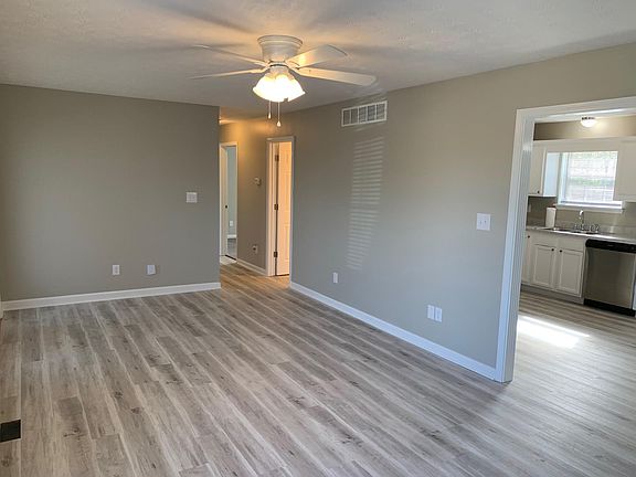 3rd image of 912 Pinoak Dr