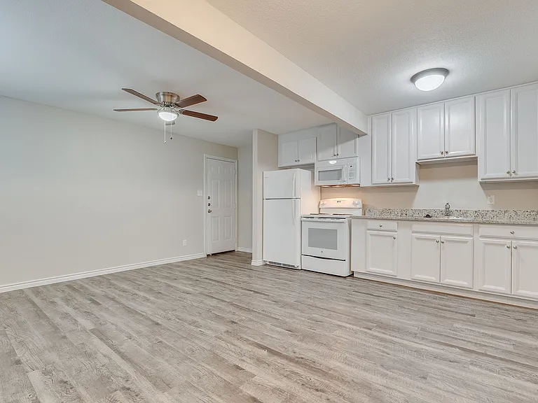 Oak Street Flats: Ranch Style Fully Remodeled Come Check Us Out — Photo 14