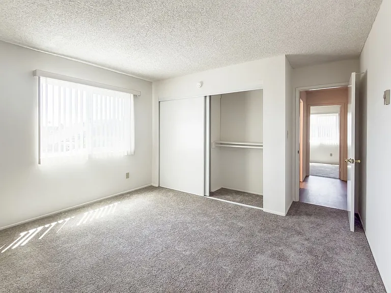 Large 2 bedroom Apartment in Clairemont — Photo 27