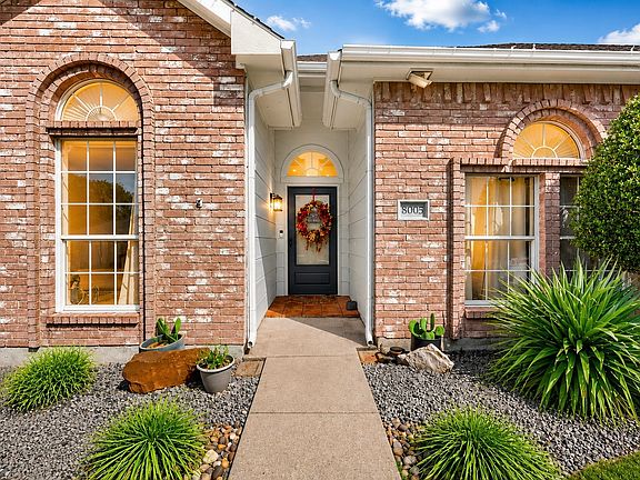4th image of 8005 Park Ln
