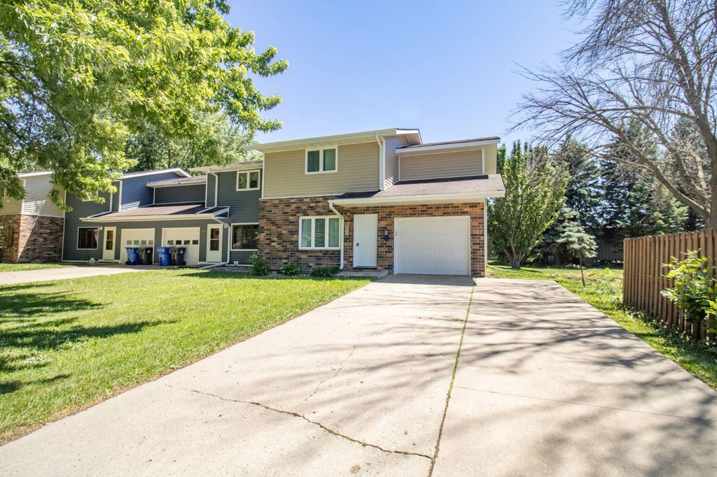 557 5th St NW, Sioux Center, IA - View 2