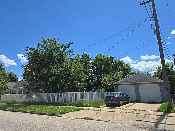 2nd image of 827 E 3rd St