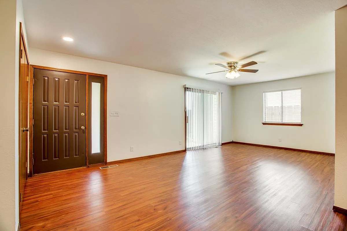 2 bed, 1000 sqft, $895 — Photo 3