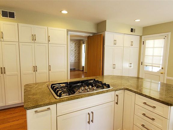5th image of 7 York Hills Dr