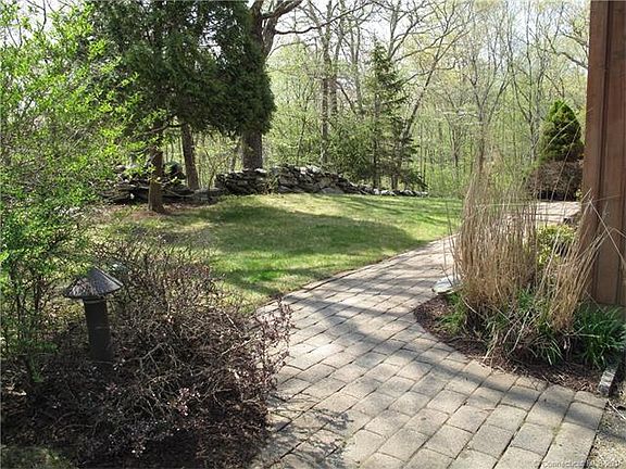 Inviting front walk way.