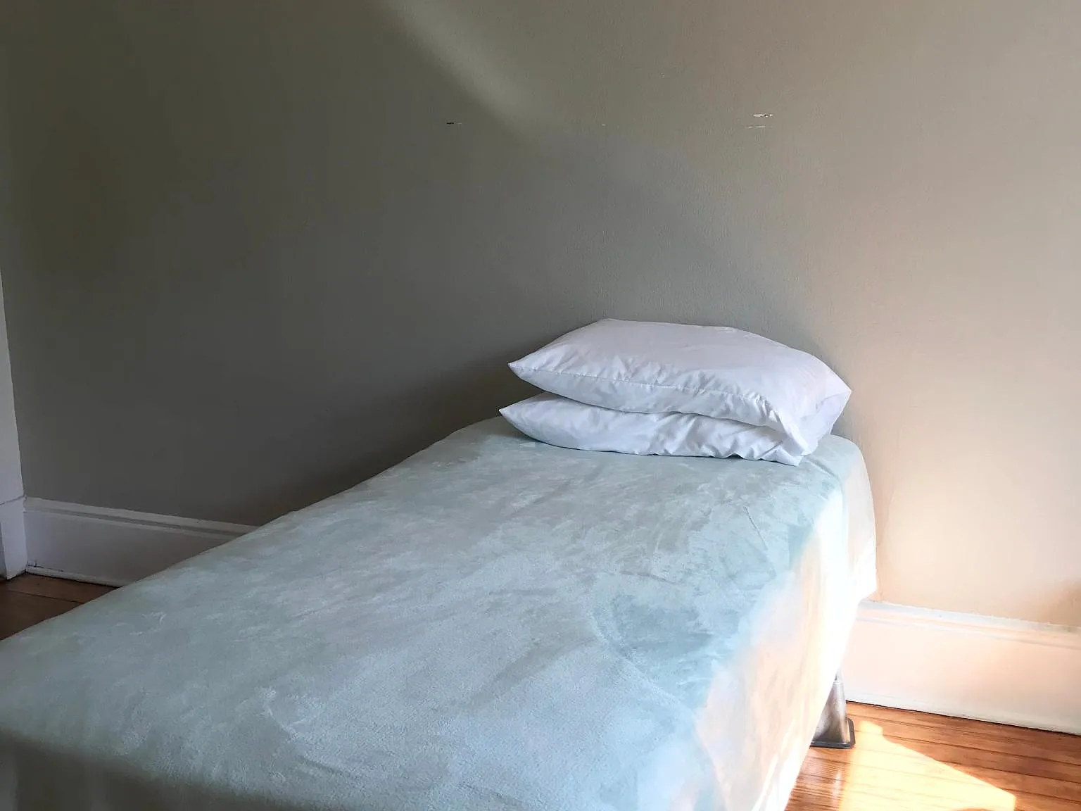 4 bed, 1.5 bath, 2300 sqft, $2,400 — Photo 3