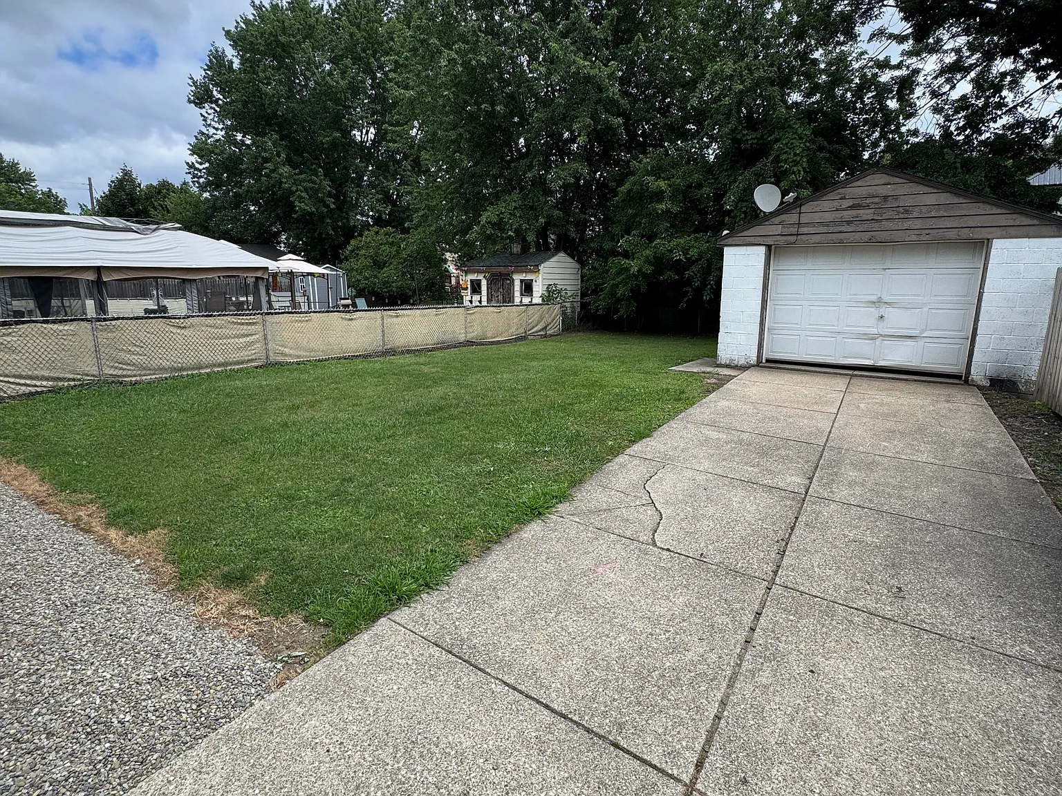 2 bed, 1100 sqft, $1,300 — Photo 2