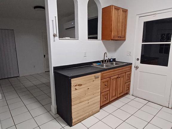 5th image of 404 N Ridgewood Ave #3