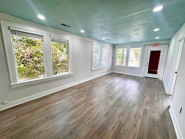 2132 Dorchester Rd — Photo 2