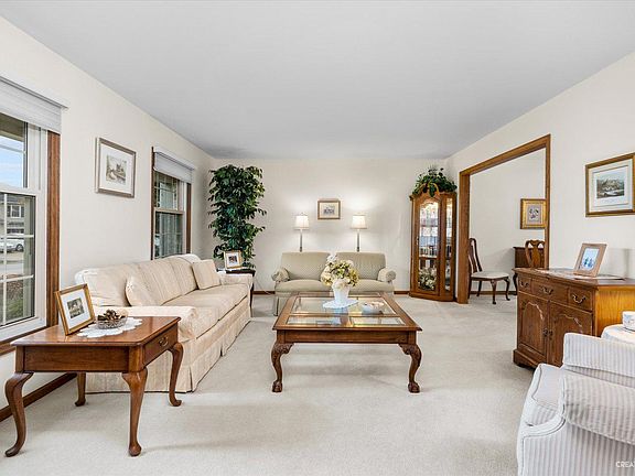 4th image of 1052 Churchill Dr