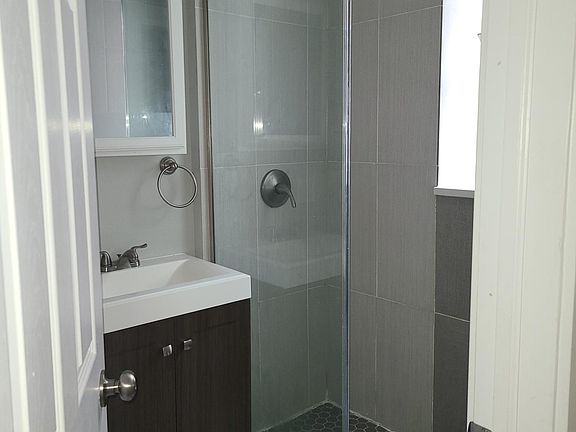 5th image of 824 W Cuyler Ave APT 324