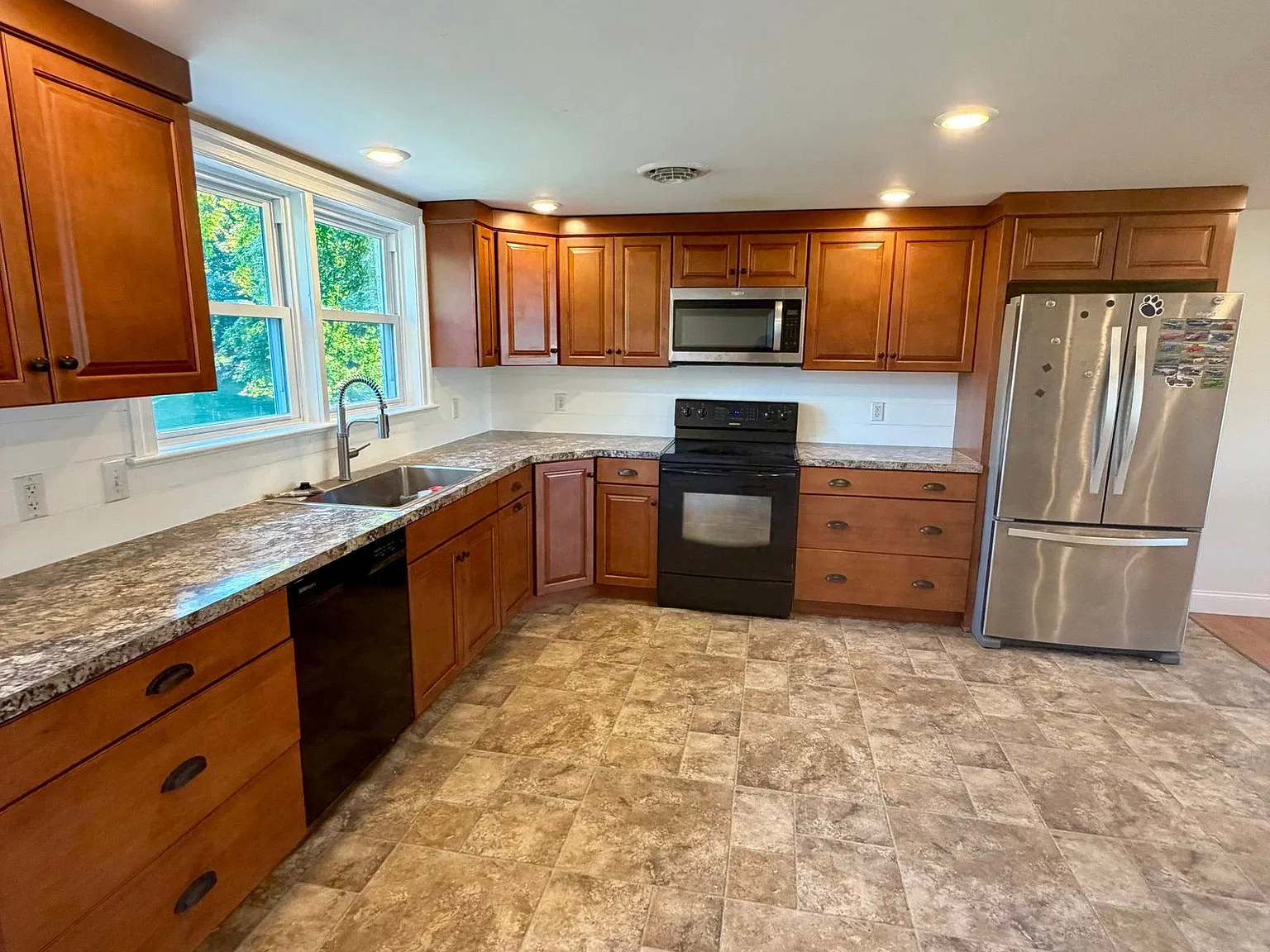 3 bed, 1.0 bath, 1076 sqft, $2,645 — Photo 4