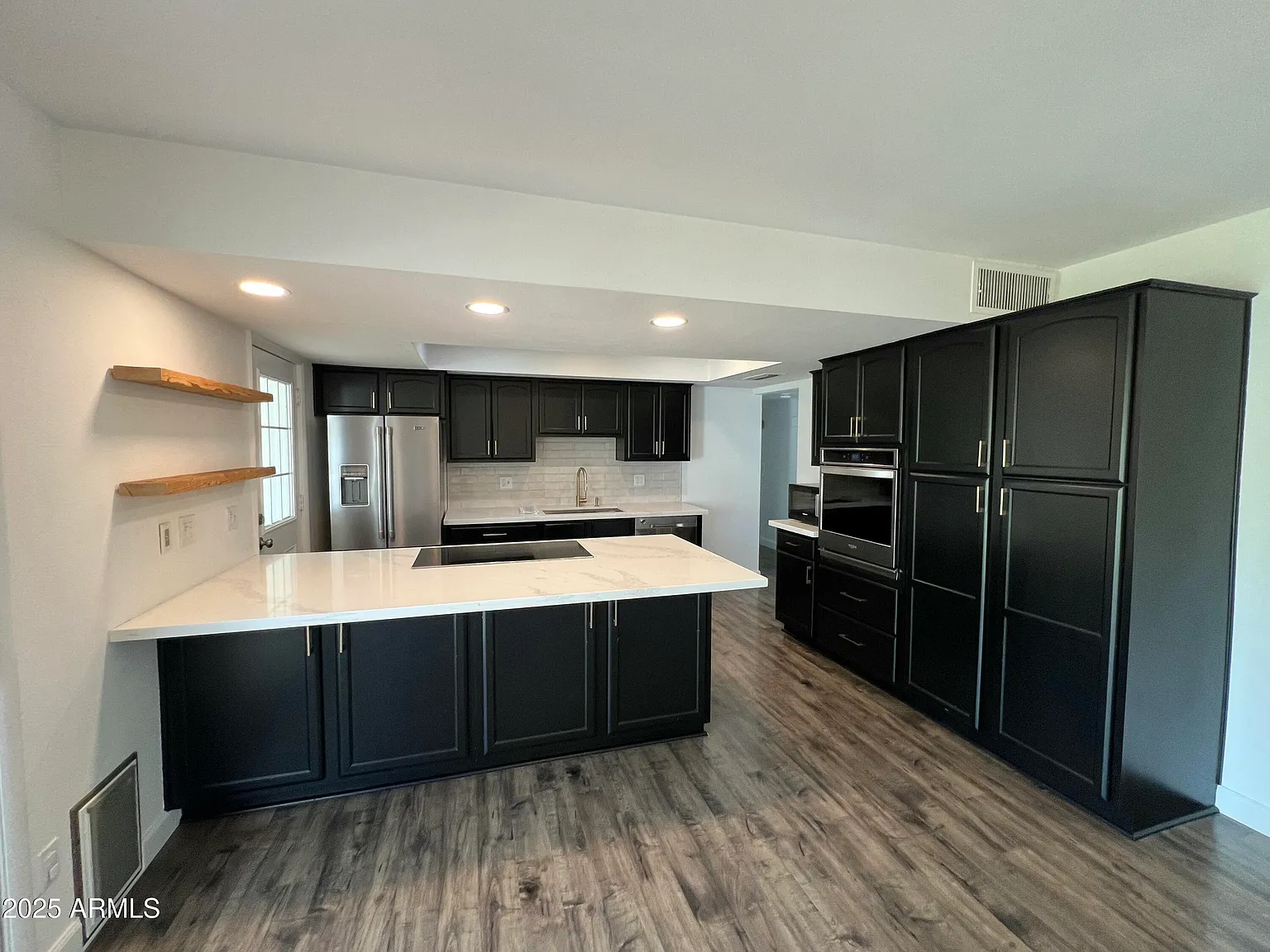 3 bed, 2.0 bath, 1400 sqft, $3,200 — Photo 4