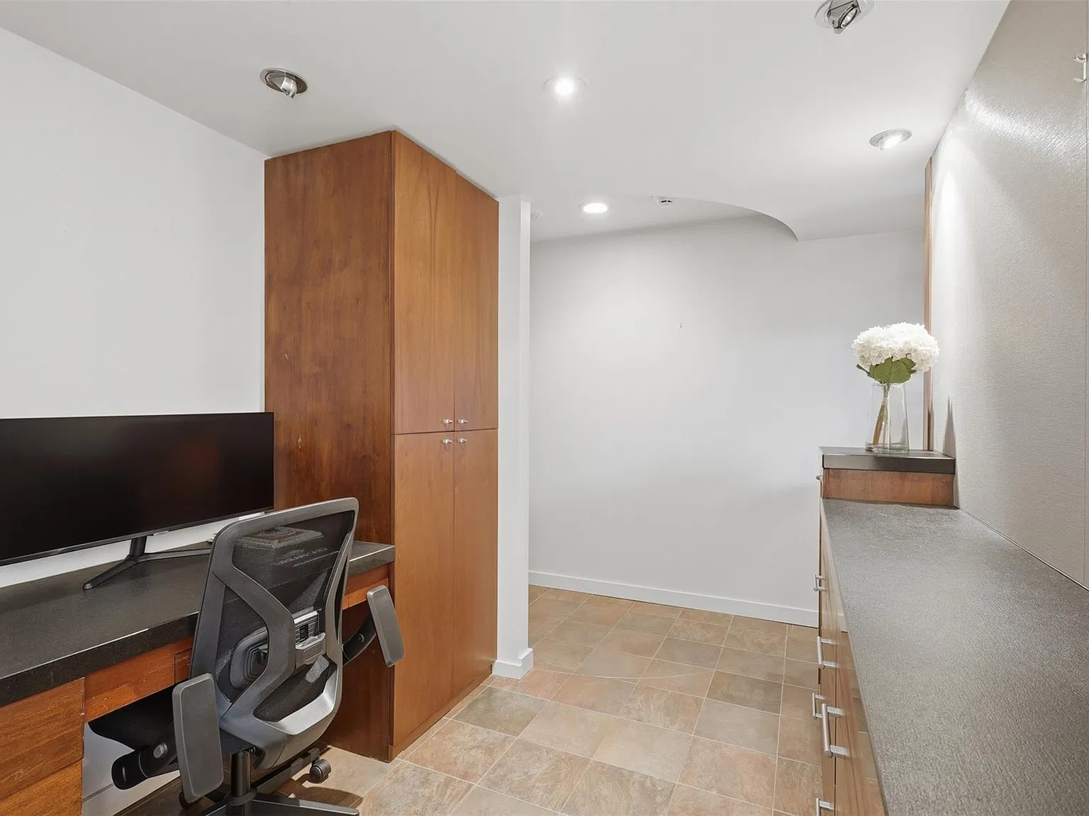 1 bed, 1.0 bath, 1078 sqft, $2,400 — Photo 3