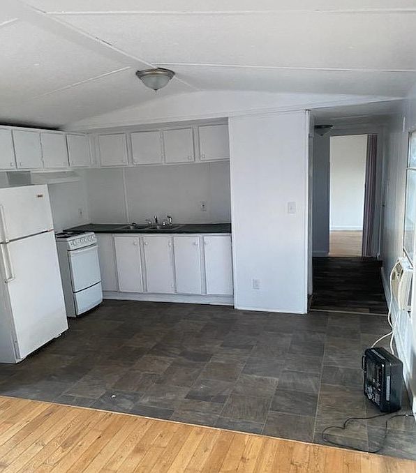 2nd image of 2870 Douthit Rd