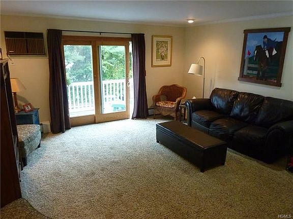 4th image of 185 Doxbury Ln