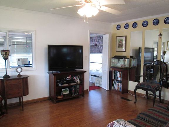 3rd image of 296 Shoreland Dr