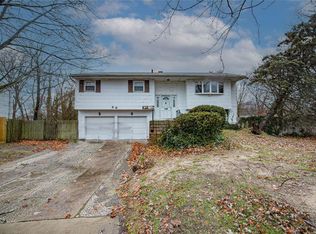 20 Roslyn Ct, East Patchogue, NY 11772