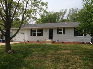 605 Maplewood Dr, Center Point, IA 52213