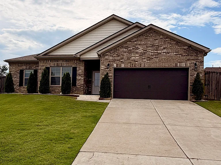280 Lilly Dr — Photo 1