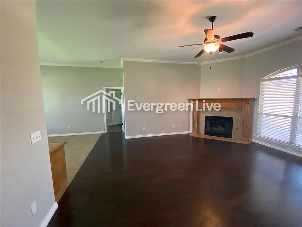 4 bed, 2.0 bath, 1823 sqft, $1,595 — Photo 3