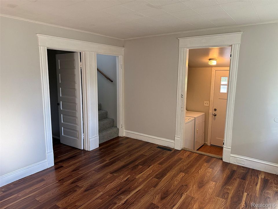 16th image of 830 Adams St