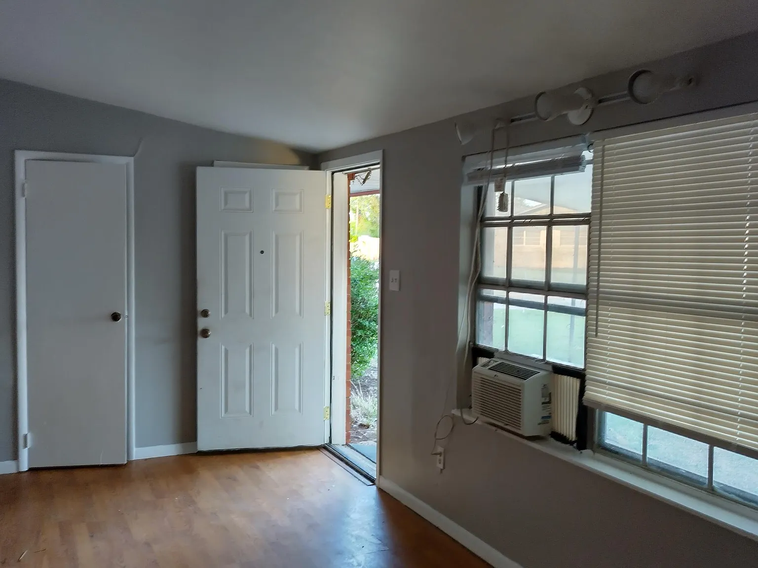 3 bed, 1.5 bath, 1250 sqft, $1,050 — Photo 3