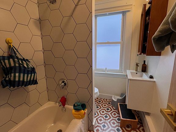 Bathroom 1 (level 2/lower level)