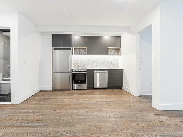 379 Hawthorne St #3A — Photo 2