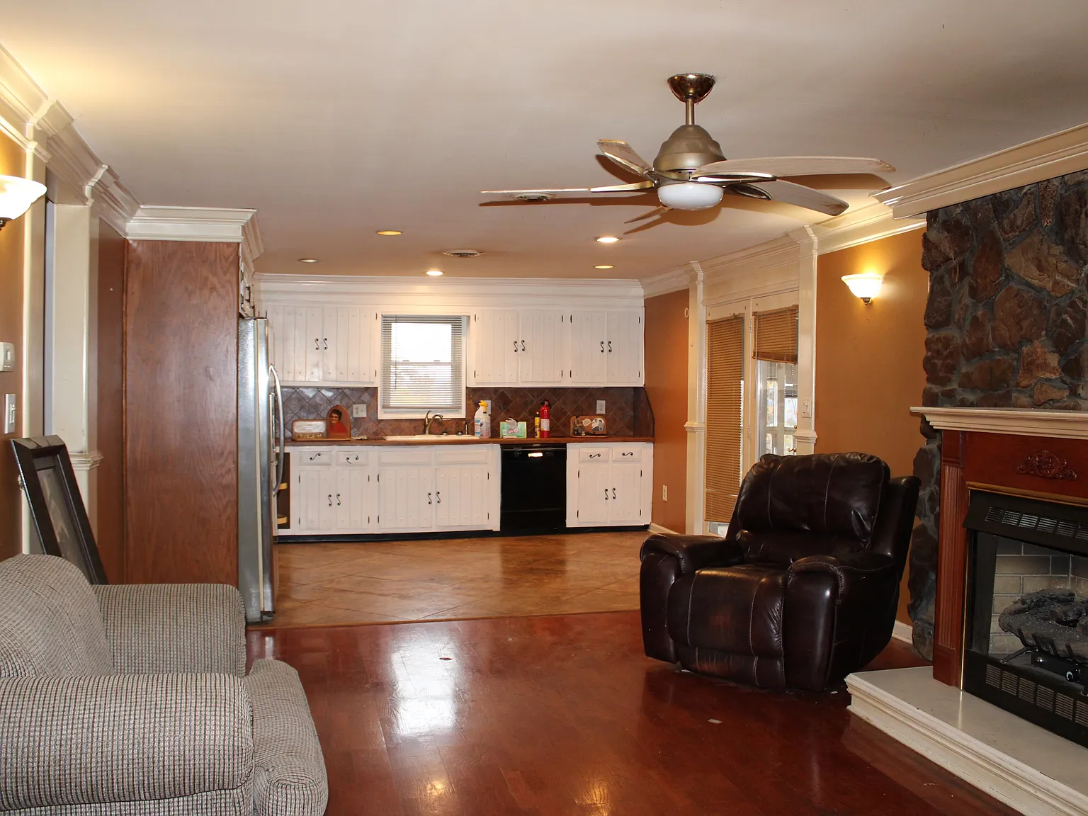 4 bed, 2685 sqft, $2,120 — Photo 3