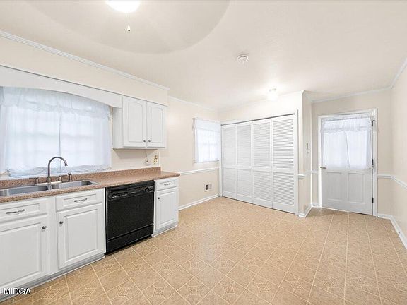 3rd image of 1006 N Pine Knoll Dr
