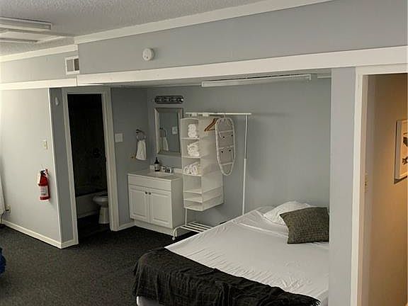2nd image of 2402 Pearl St APT 102