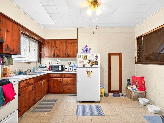 5th image of 745 Wood St