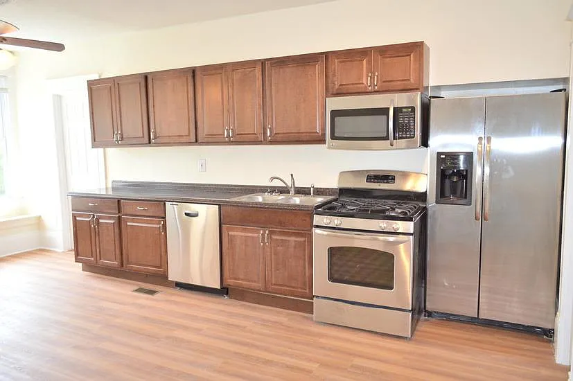 3 bed, $2,550 — Photo 2