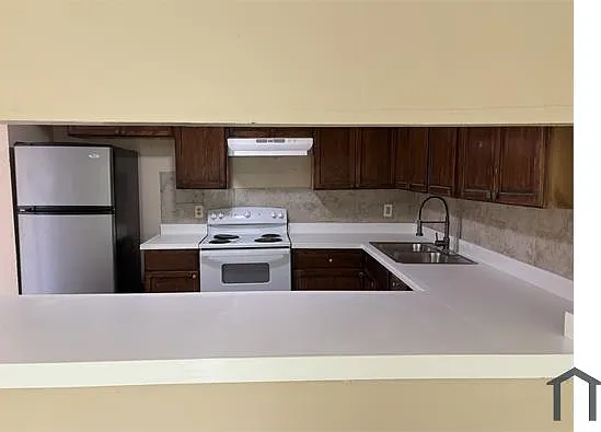 954 SW 74th Ave — Photo 2