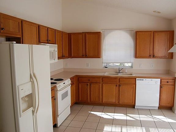 3rd image of 16052 Magnolia Hill St