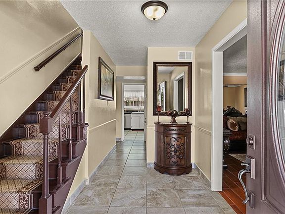 3rd image of 824 Ginette Dr